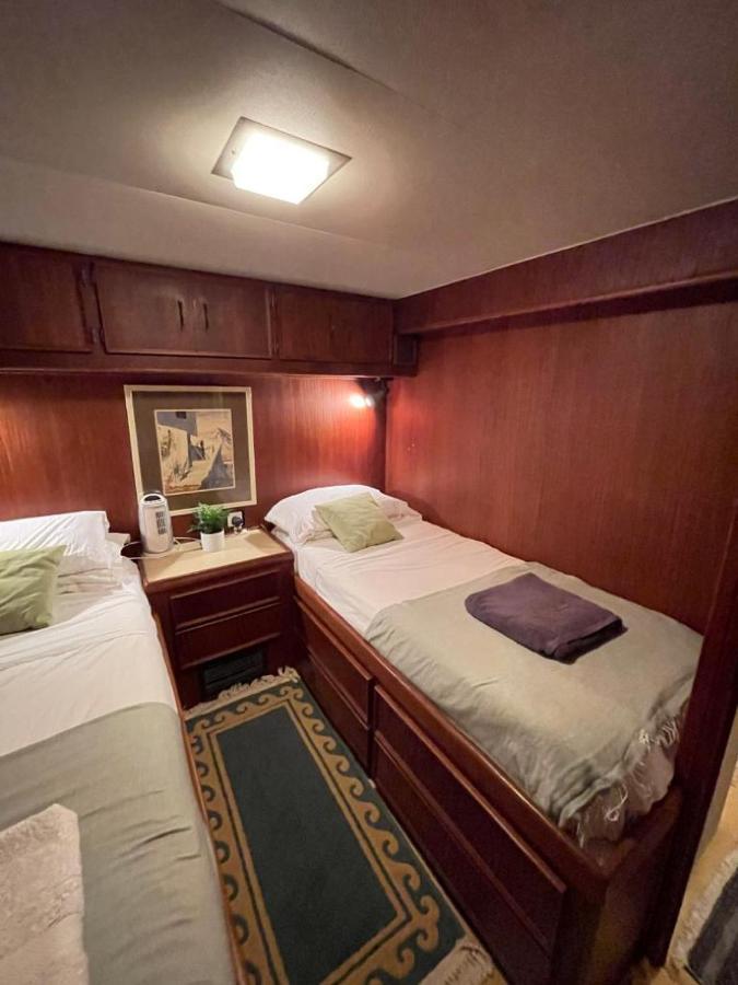 Hotel Yacht Our Alissa 圣阿德里安-德贝索斯 外观 照片