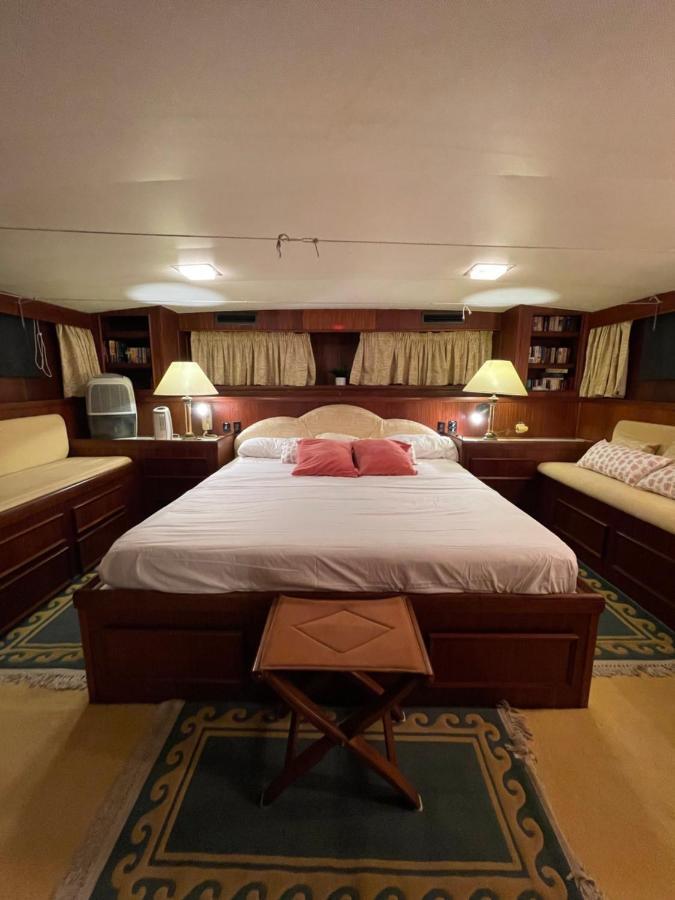 Hotel Yacht Our Alissa 圣阿德里安-德贝索斯 外观 照片