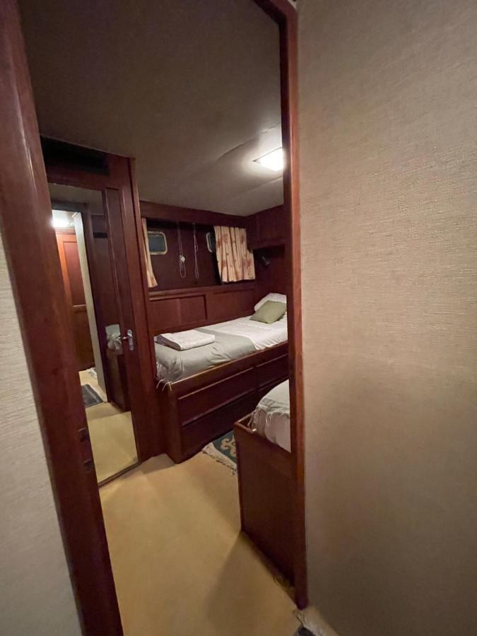 Hotel Yacht Our Alissa 圣阿德里安-德贝索斯 外观 照片