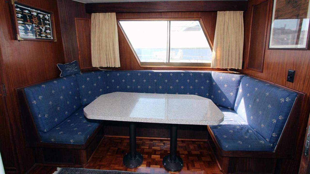 Hotel Yacht Our Alissa 圣阿德里安-德贝索斯 外观 照片