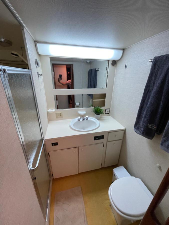 Hotel Yacht Our Alissa 圣阿德里安-德贝索斯 外观 照片