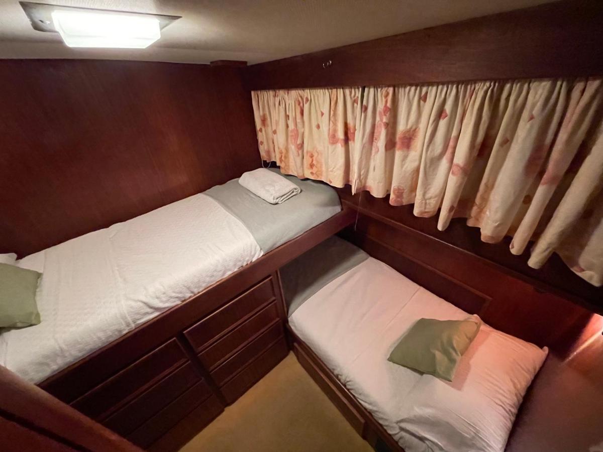 Hotel Yacht Our Alissa 圣阿德里安-德贝索斯 外观 照片