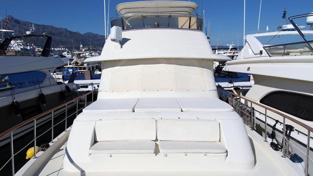 Hotel Yacht Our Alissa 圣阿德里安-德贝索斯 外观 照片