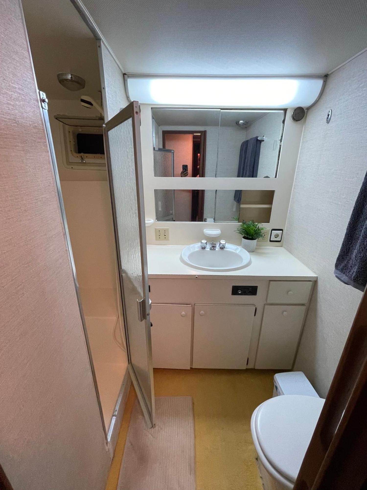 Hotel Yacht Our Alissa 圣阿德里安-德贝索斯 外观 照片