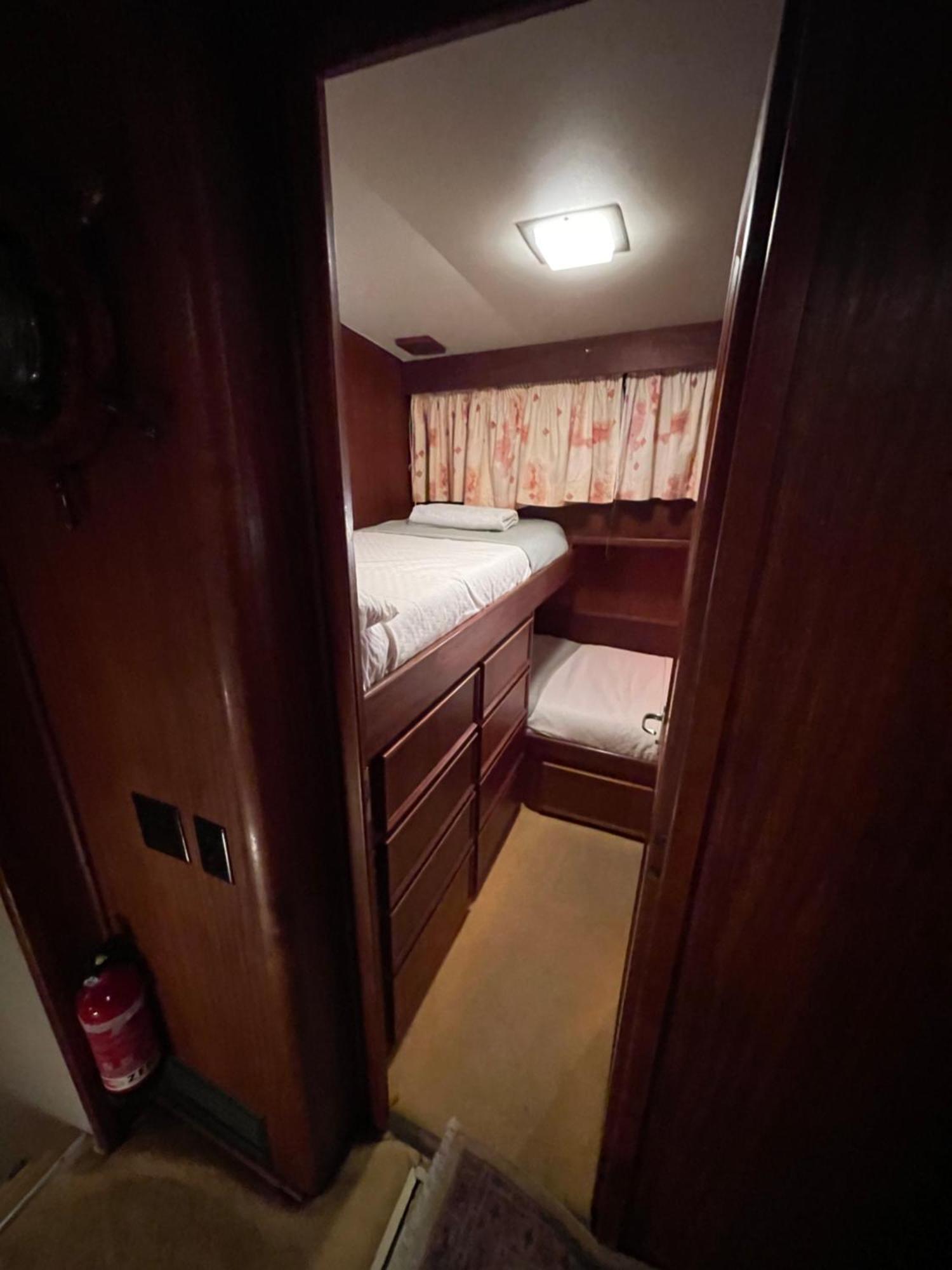 Hotel Yacht Our Alissa 圣阿德里安-德贝索斯 外观 照片