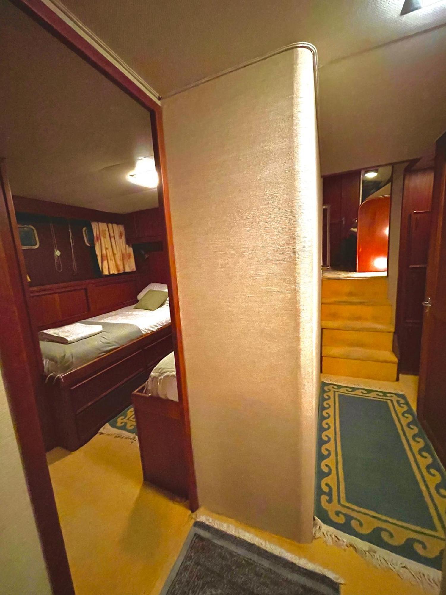 Hotel Yacht Our Alissa 圣阿德里安-德贝索斯 外观 照片