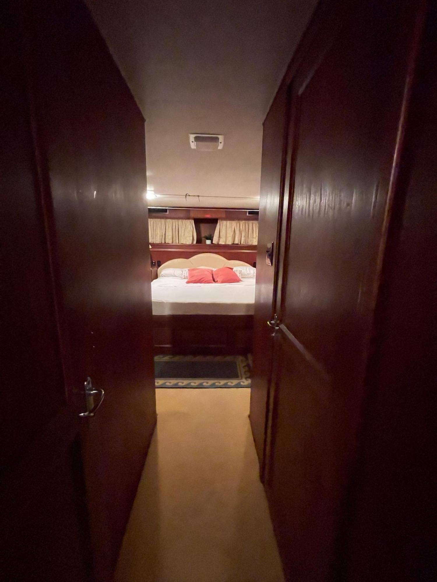 Hotel Yacht Our Alissa 圣阿德里安-德贝索斯 外观 照片