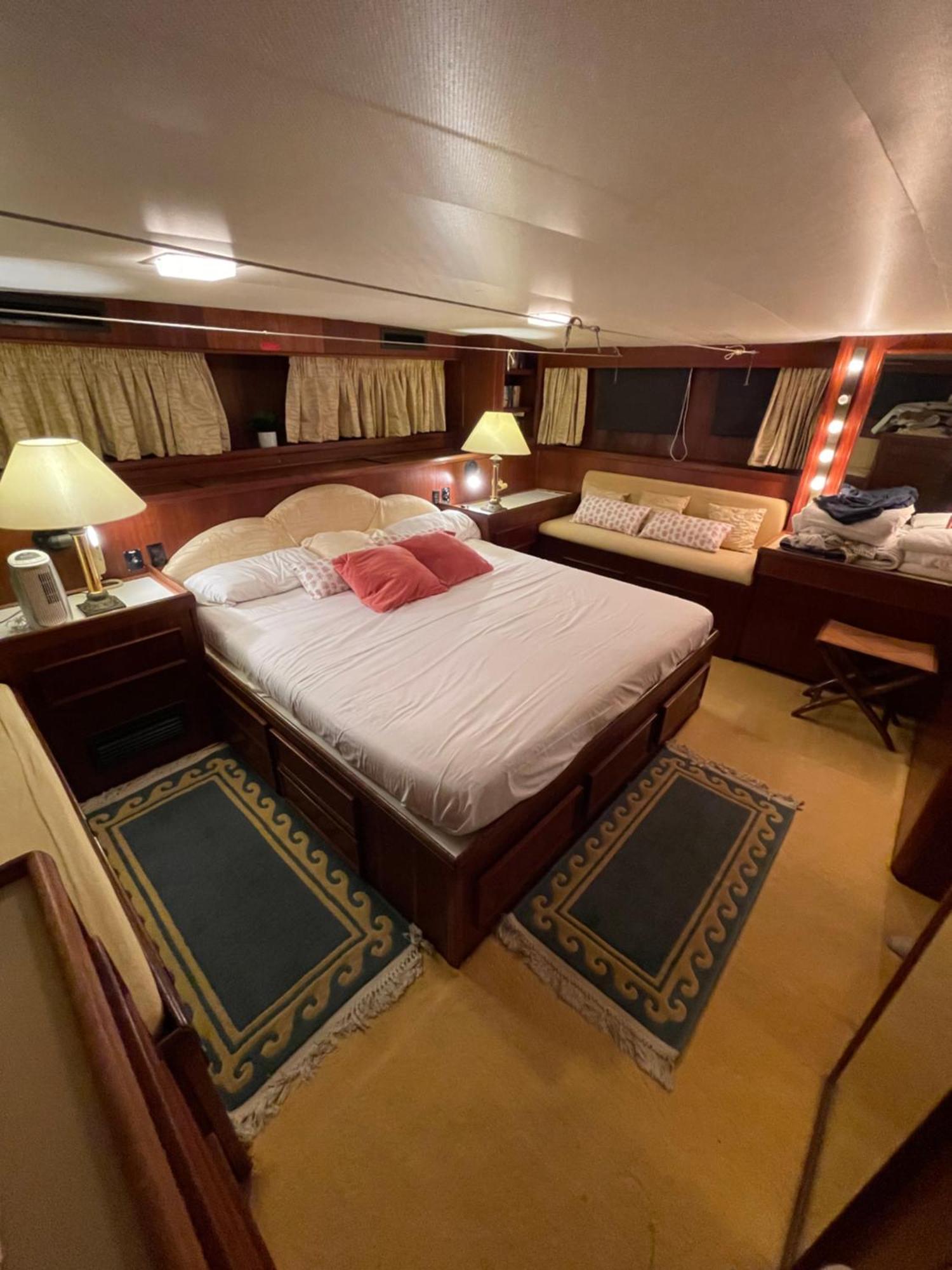 Hotel Yacht Our Alissa 圣阿德里安-德贝索斯 外观 照片